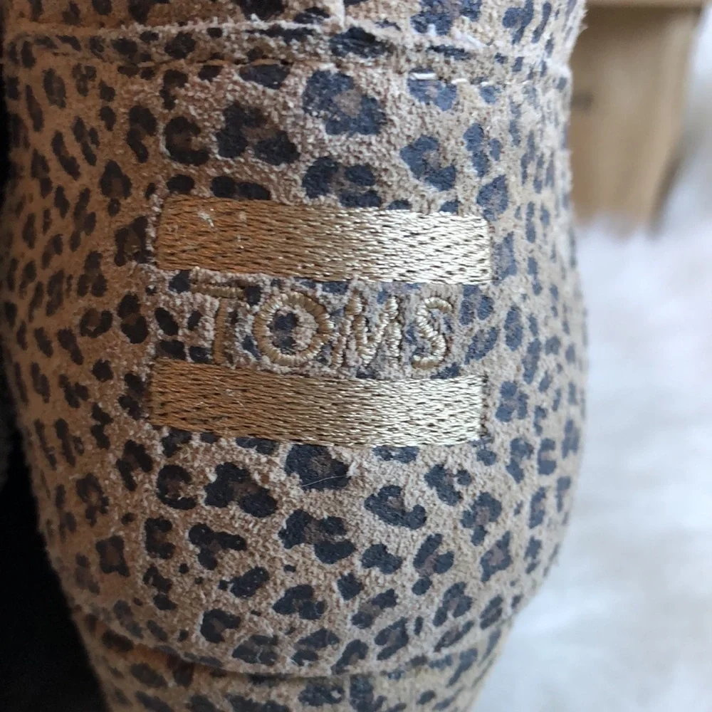 TOMS desert leopard print lace up wedges 6